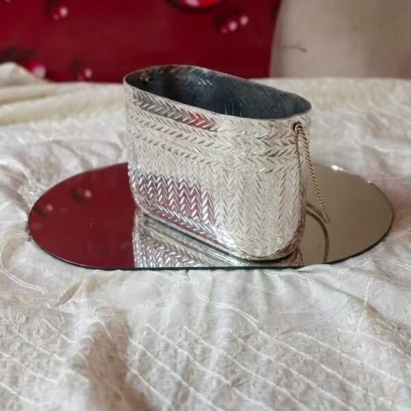 Silver Weave Gift Basket – Mirror Base Display Stand